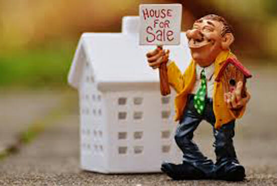 imagen de un muñeco que representa a un propietario de vivienda intentando venderla