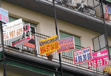 imagen de carteles de anuncios en la fachada