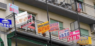 imagen de carteles de anuncios en la fachada