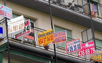Vender tu piso rápido: Mejor con inmobiliaria imagen de carteles de anuncios en la fachada
