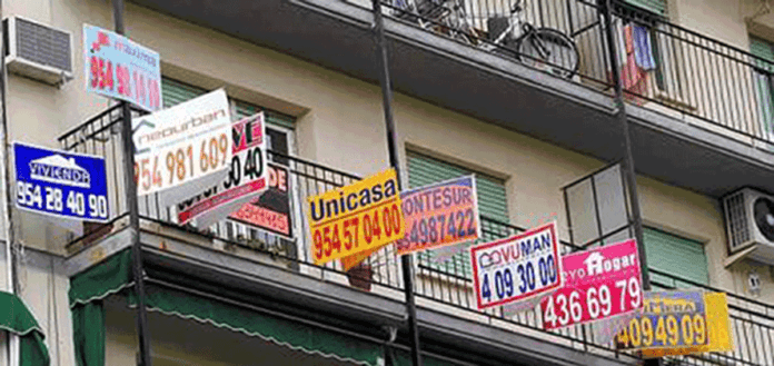 imagen de carteles de anuncios en la fachada