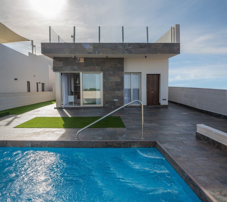 Foto villa contemporanea junto a campo de golf