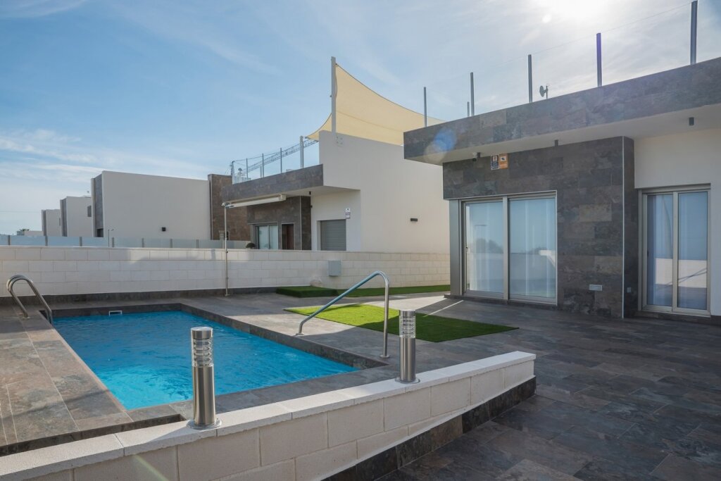 villa contemporanea junto a campo de golf foto grande (2)