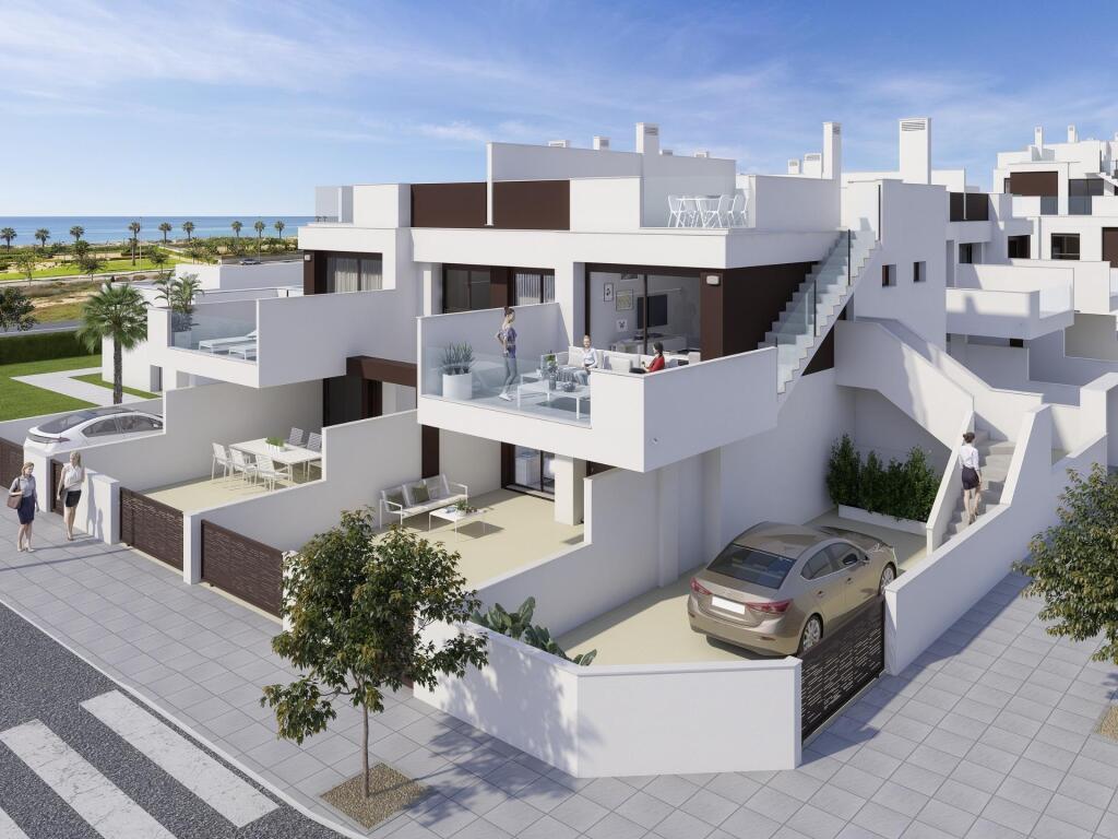 Foto viviendas de obra nueva a 200 metros de la playa de las higuericas