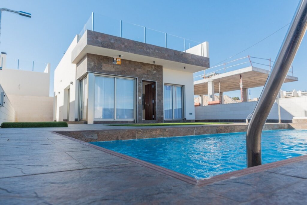 Foto villa contemporanea junto a campo de golf