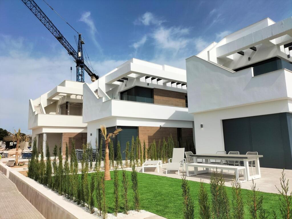 VILLAS DE OBRA NUEVA EN PILAR DE LA HORADADA EN EL CAMPO DE GOLF