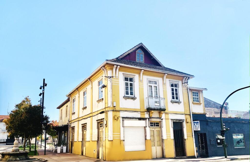 Foto casa de pueblo en la plaza de tomiño