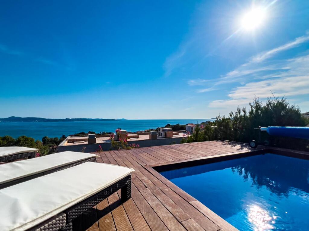 John deere  de segunda mano - REFUGIO DE LUJO EN SANXENXO: CHALET PAREADO CON VISTAS PANORÁMICAS Y PISCINA CLIMATIZADA