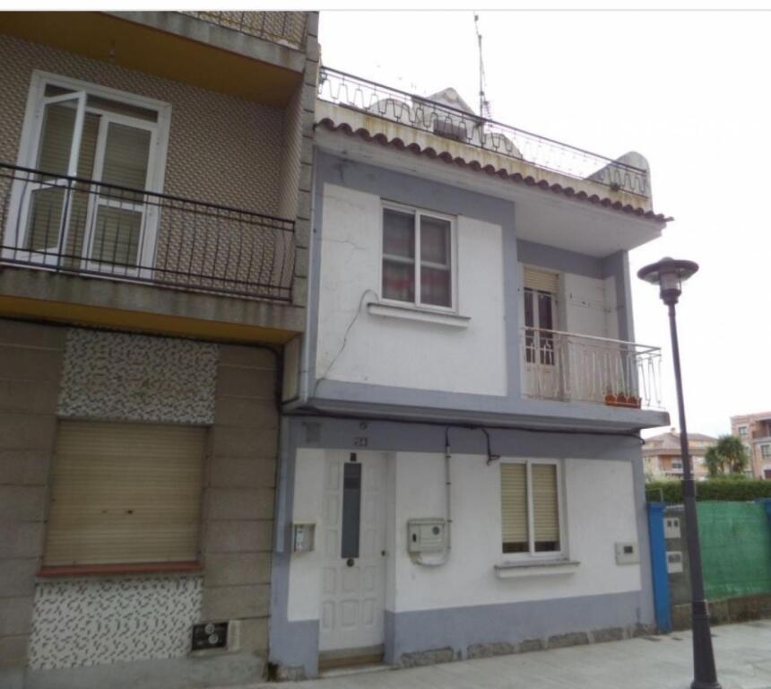 Foto casa de 3 plantas para restaurar en calle atranco 24. cangas