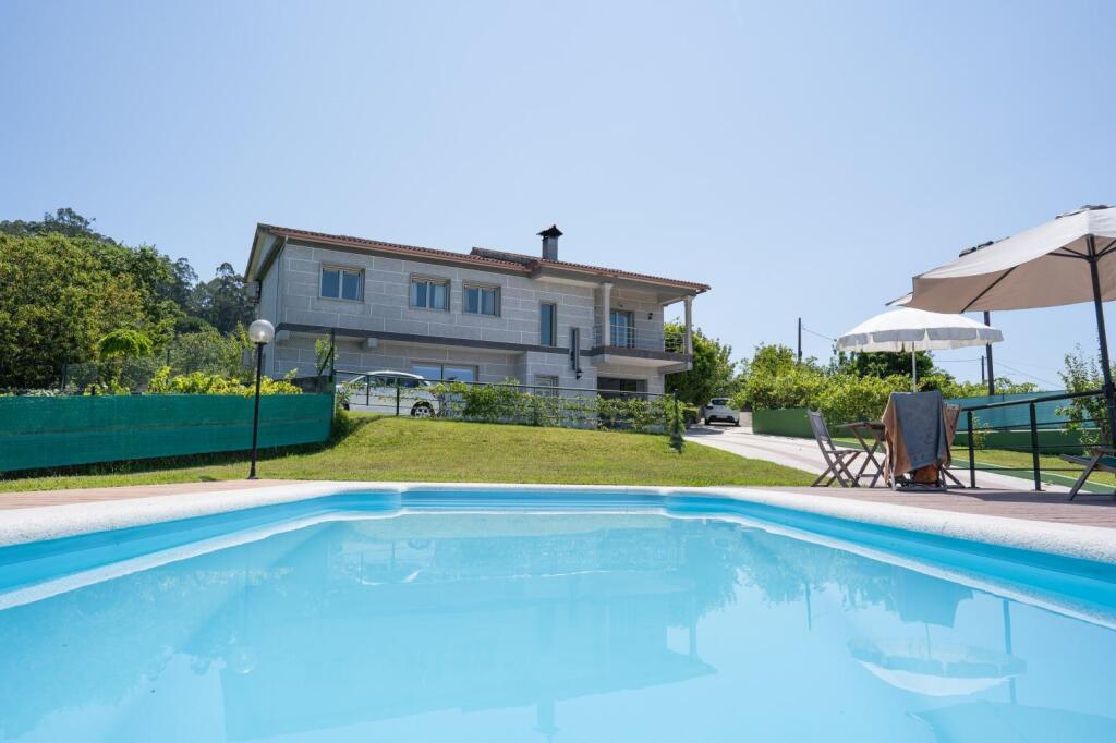 espectacular casa con piscina, pista de tenis, gimnasio y asador en salvaterra de miño foto grande (3)