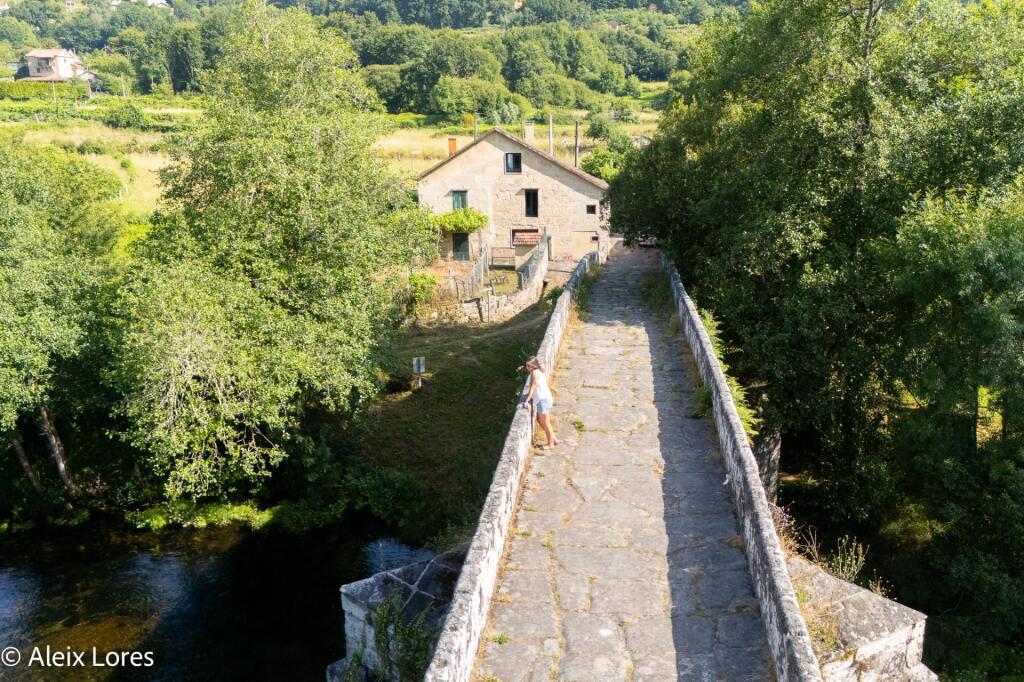 Casa de piedra reformada con jardín frente al puente romano de Cernadela (Mondariz)