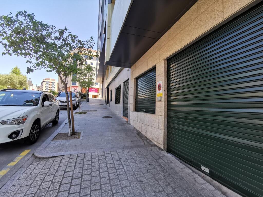 ACTIVO CON RECORRIDO EN VIGO | BAJO CON DISTRIBUCIÓN TIPO VIVIENDA, LUZ, DOBLE FACHADA Y VADO