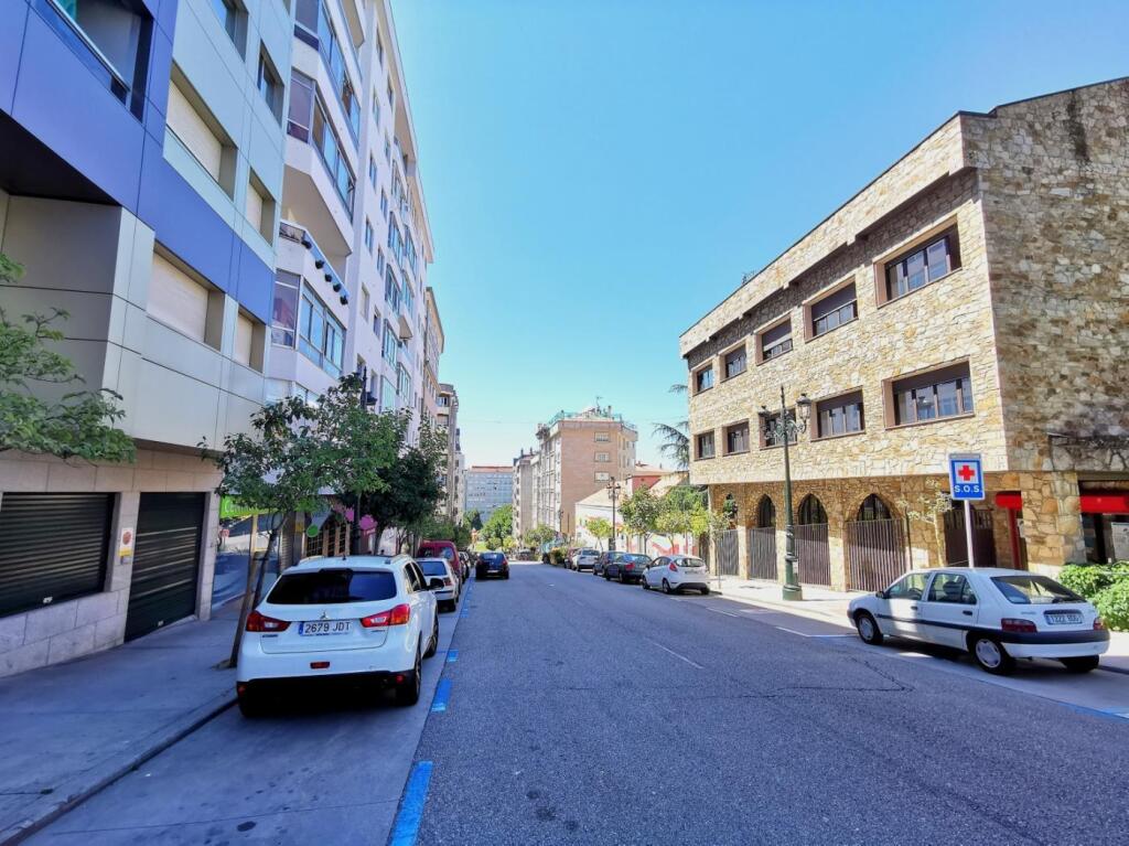 ACTIVO CON RECORRIDO EN VIGO | BAJO CON DISTRIBUCIÓN TIPO VIVIENDA, LUZ, DOBLE FACHADA Y VADO