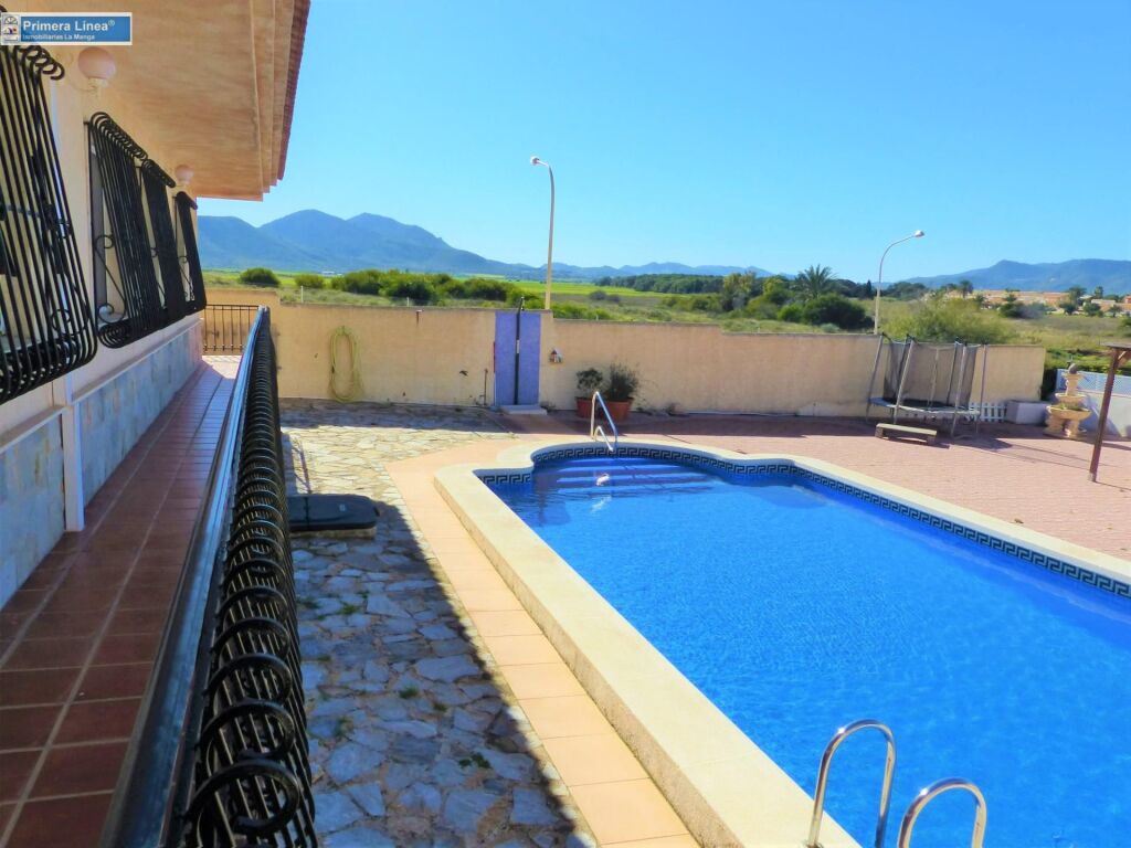 Foto venta de chalet de 816 m2 de parcela y piscina en mar de cristal