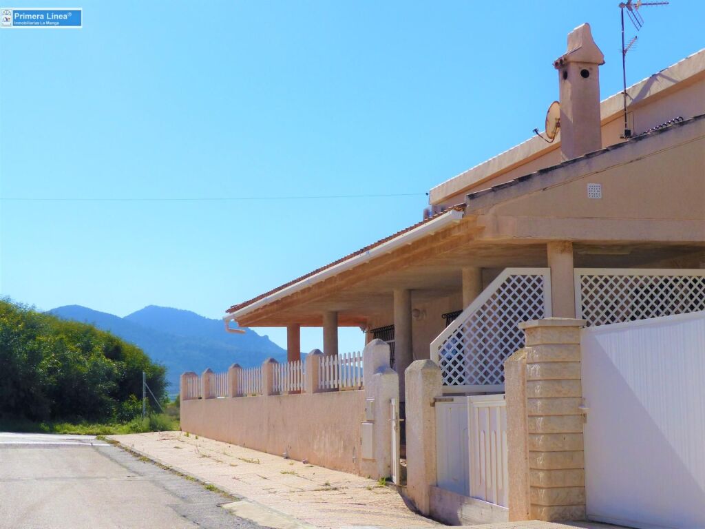 venta de chalet de 816 m2 de parcela y piscina en mar de cristal foto grande (2)