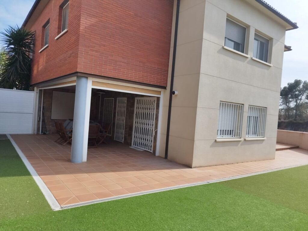 Foto casa adosada en piera en zona centro.