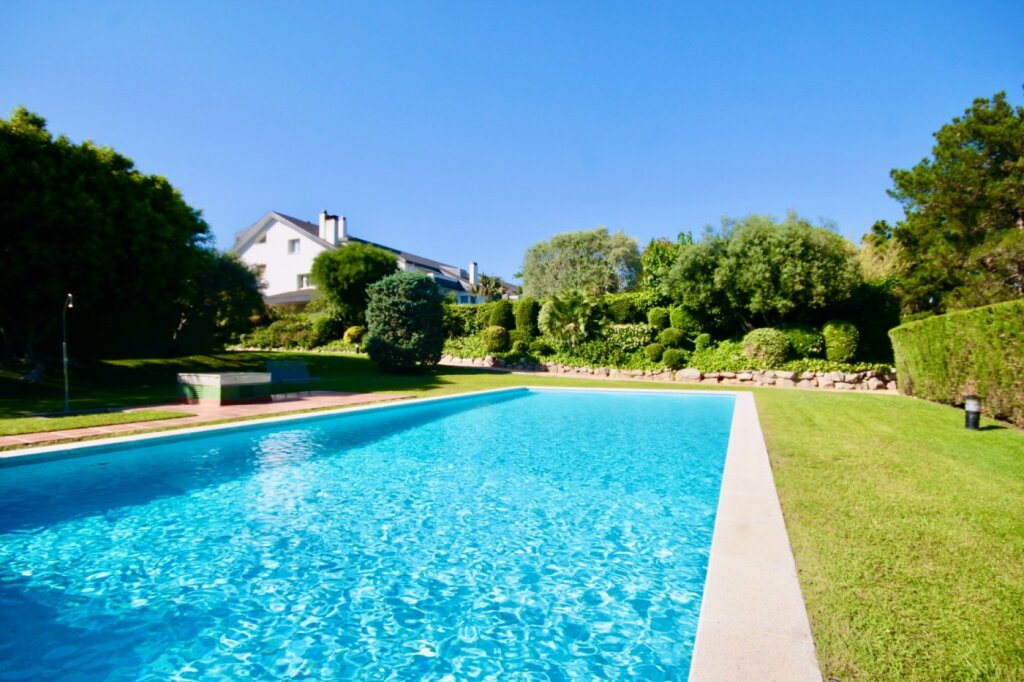 Foto casa en pedralbes con vistas al mar, de 650m2aprox.,jardín privado y zona comunitaria con piscina.