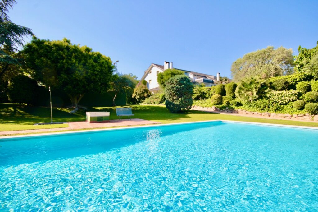 casa en pedralbes con vistas al mar, de 650m2aprox.,jardín privado y zona comunitaria con piscina. foto grande (2)