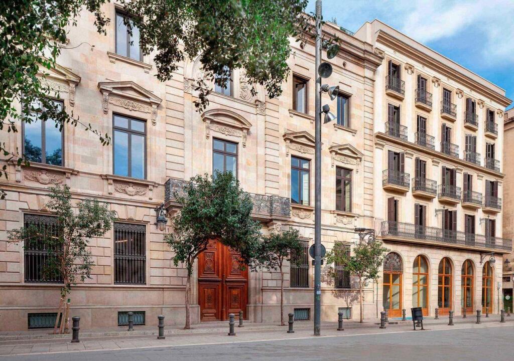 maravilloso local en el corazón de ciutat vella, en imponente palacete neoclásico foto grande (2)