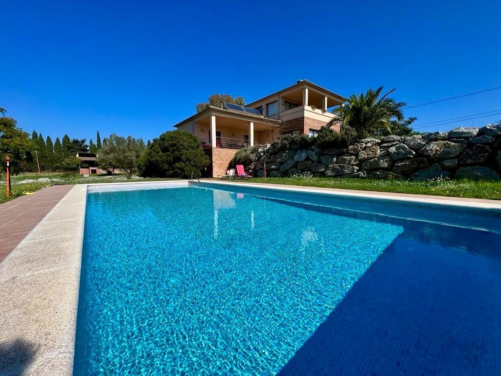 casa unifamiliar con gran terreno muy cerca de figueres foto grande (2)