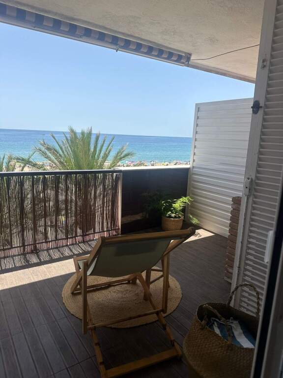 Foto julio y/o agosto. ático dúplex en primera línea de mar en les botigues de sitges - alquiler temporal