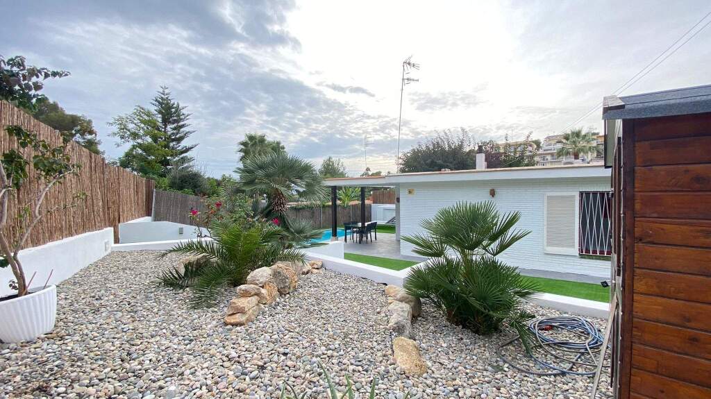 preciosa casita con jardín y piscina privados en vallpineda foto grande (2)