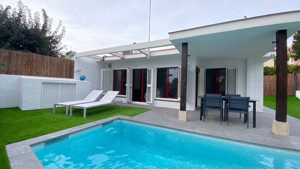 preciosa casita con jardín y piscina privados en vallpineda foto grande (3)