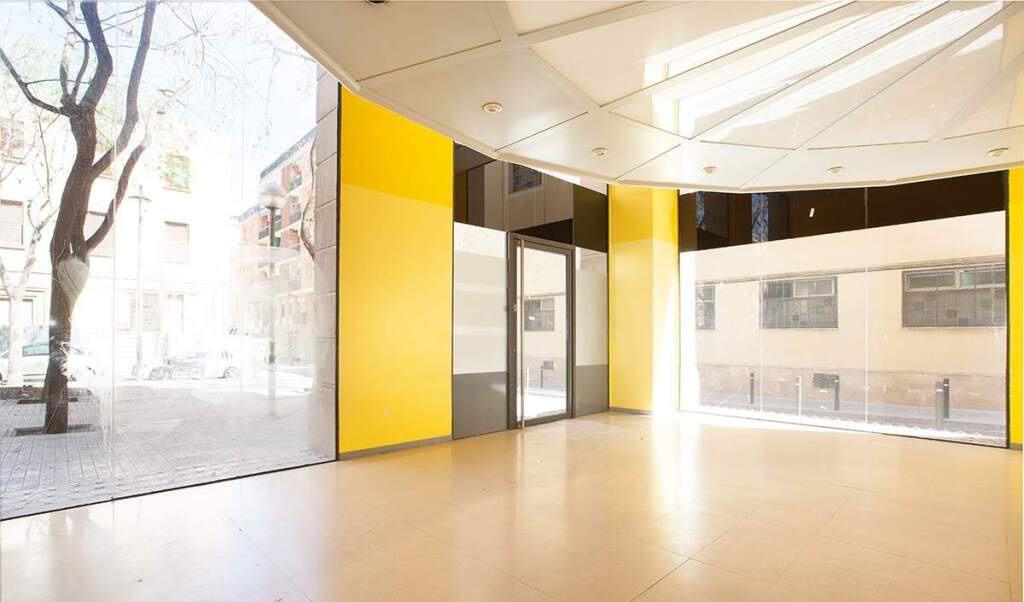 Foto local comercial esquinero en les corts