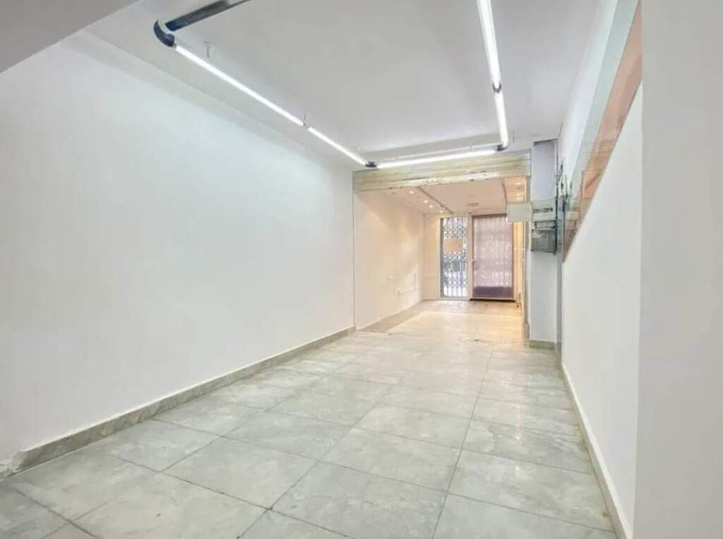 Foto local comercial con amplio escaparate en el passeig maragall.
