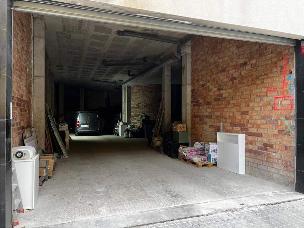 Foto se alquila local comercial en la pau 189 m2
