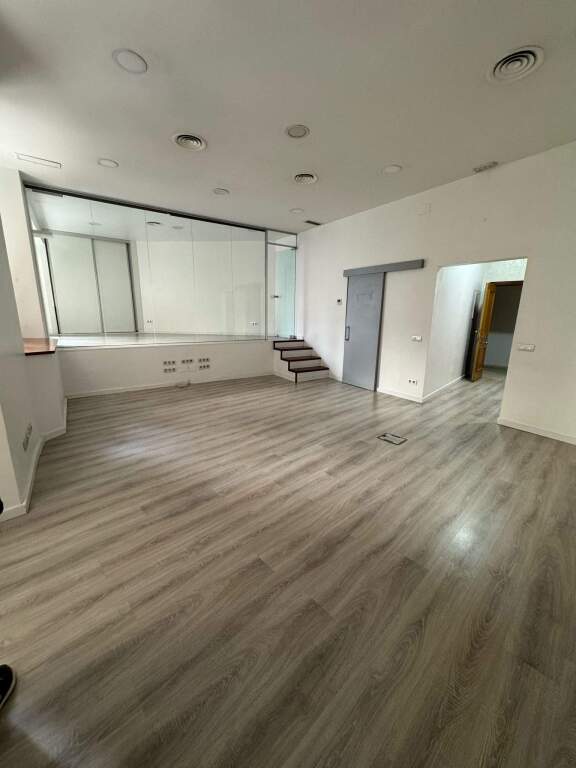 Foto oficina reformada en alquiler – fontanella / plaça catalunya