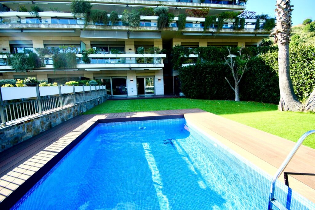 preciosa planta baja dúplex 180m² más jardín y piscina privada, en exclusivo complejo torre vilana foto grande (2)