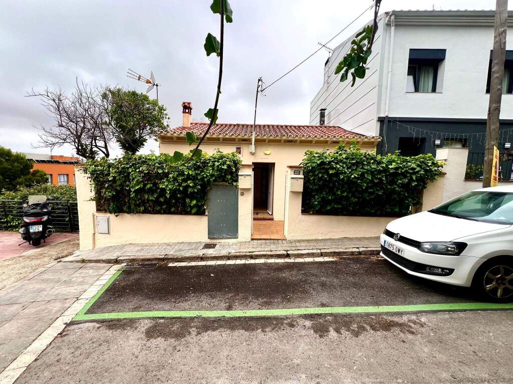 Foto oportunidad! planta baja con patio privado, parking en la puerta y posibilidad de ampliar