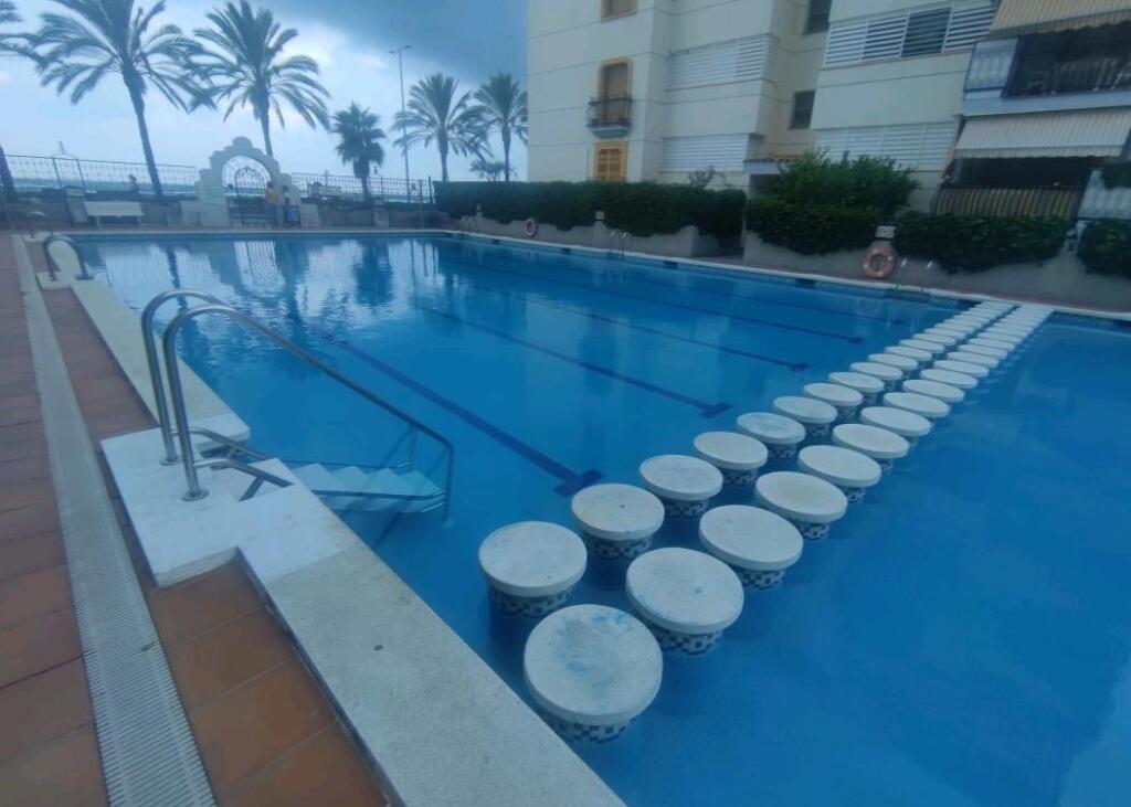 Foto planta baja en primera línea . ideal inversores ya que está alquilado.