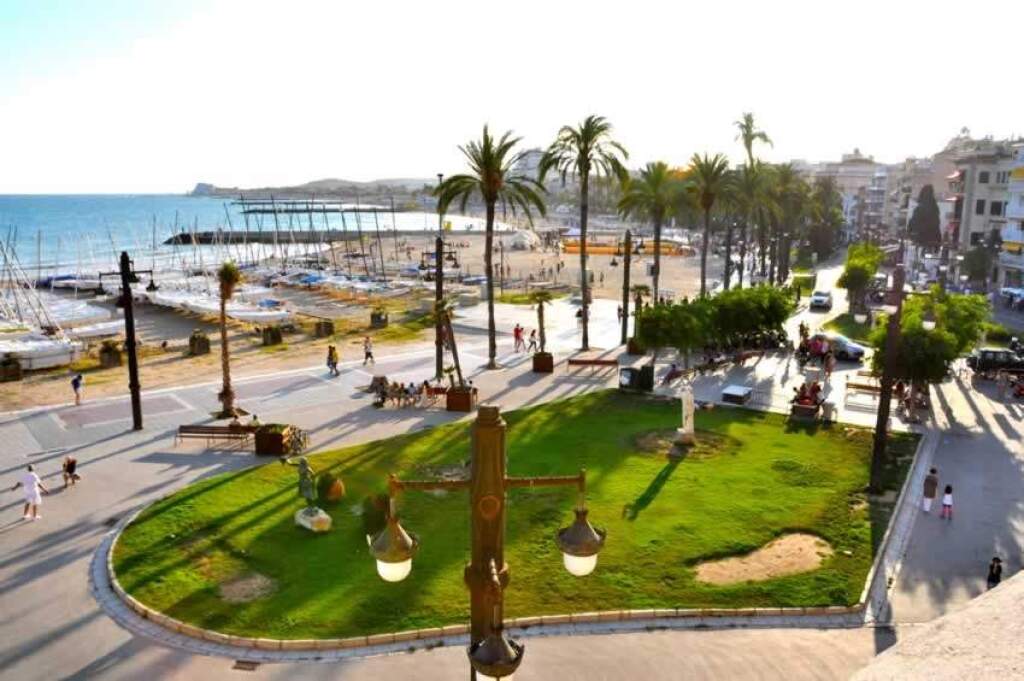 Foto local en venta o alquiler en el passeig de la ribera (paseo marítimo), de sitges. ubicación inmejorable.