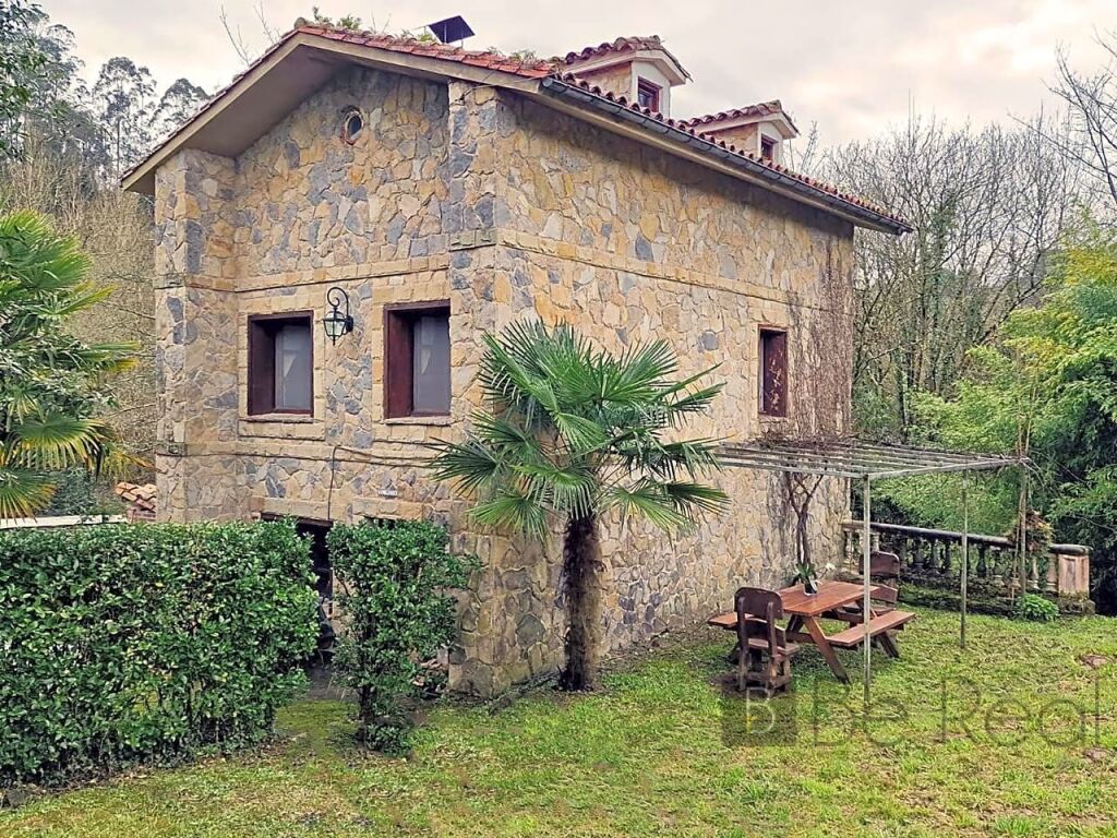Foto singular casa molino del siglo xviii en asturias.