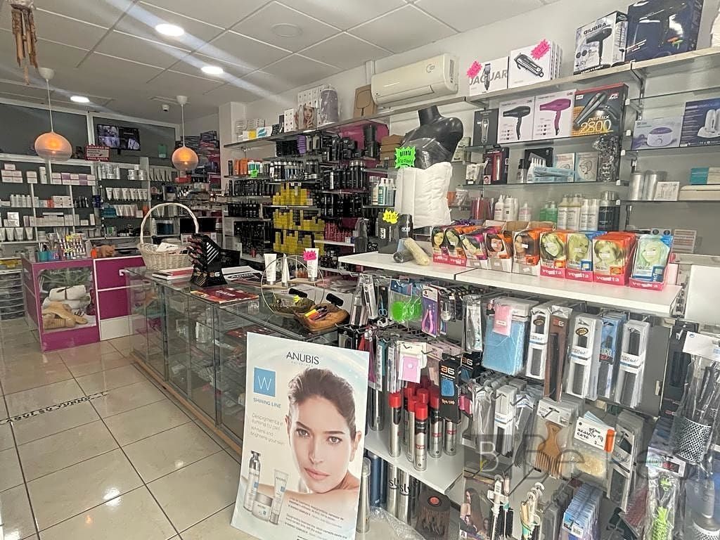 Foto en venta local + traspaso de negocio de clinica medico-estética en calle casablanca, torremolinos (málaga).