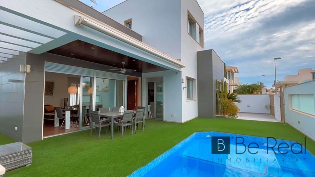 Foto chalet de dos plantas con solarium y piscina privada en mil palmeras (alicante)