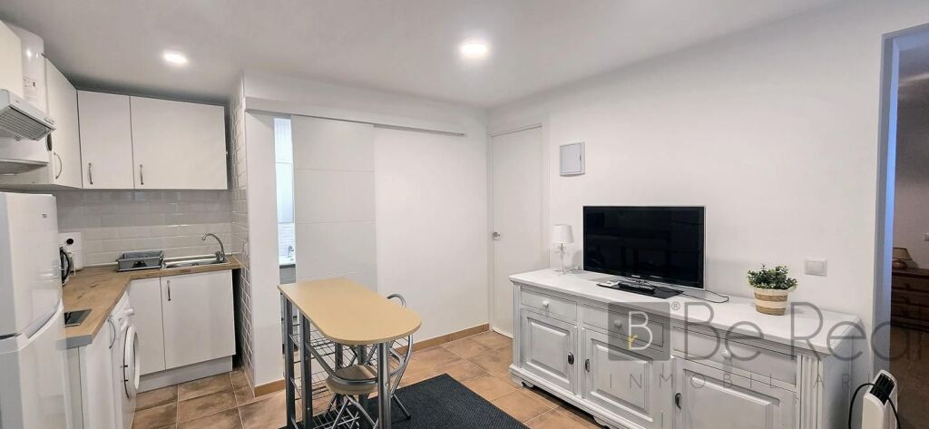 ¡para estudiantes! piso a estrenar con acceso independiente y piscina comunitaria en chalet pareado en villanueva de la cañada (madrid). foto grande (2)