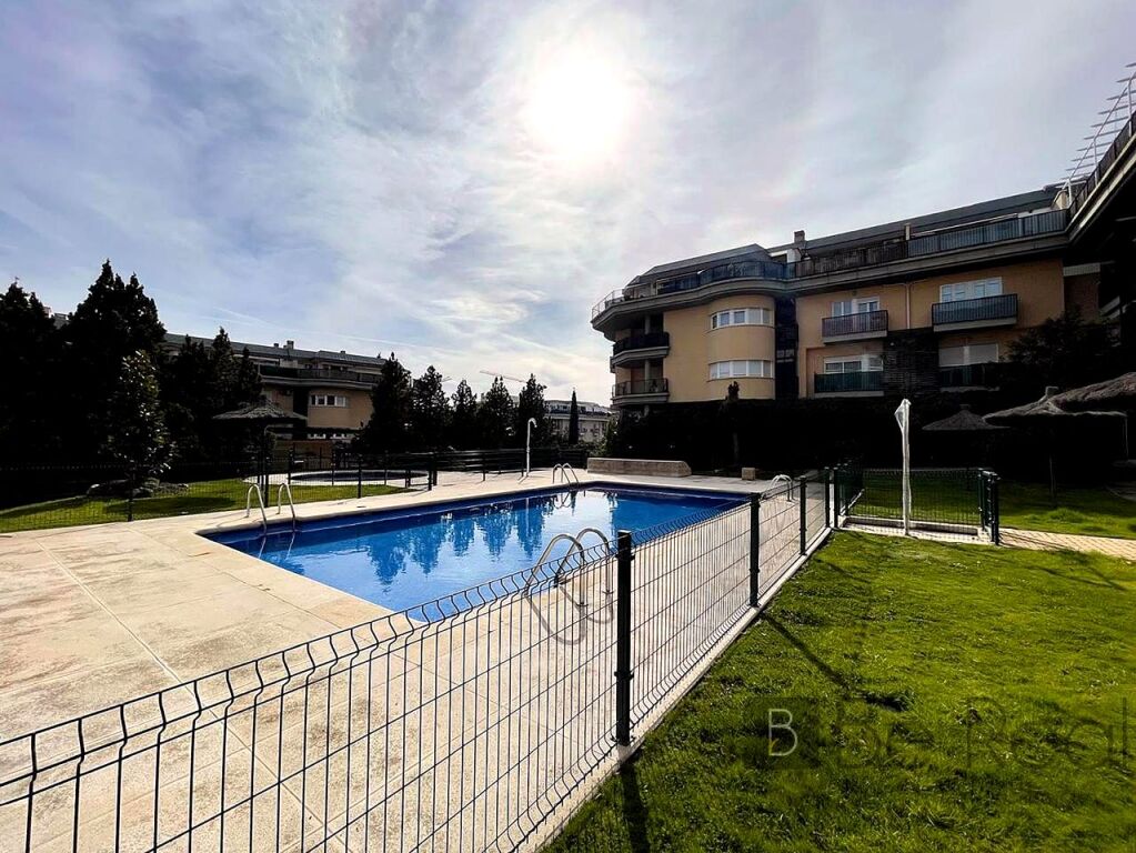¡en venta! piso con gran terraza y plaza de garaje en las rozas (madrid). foto grande (2)