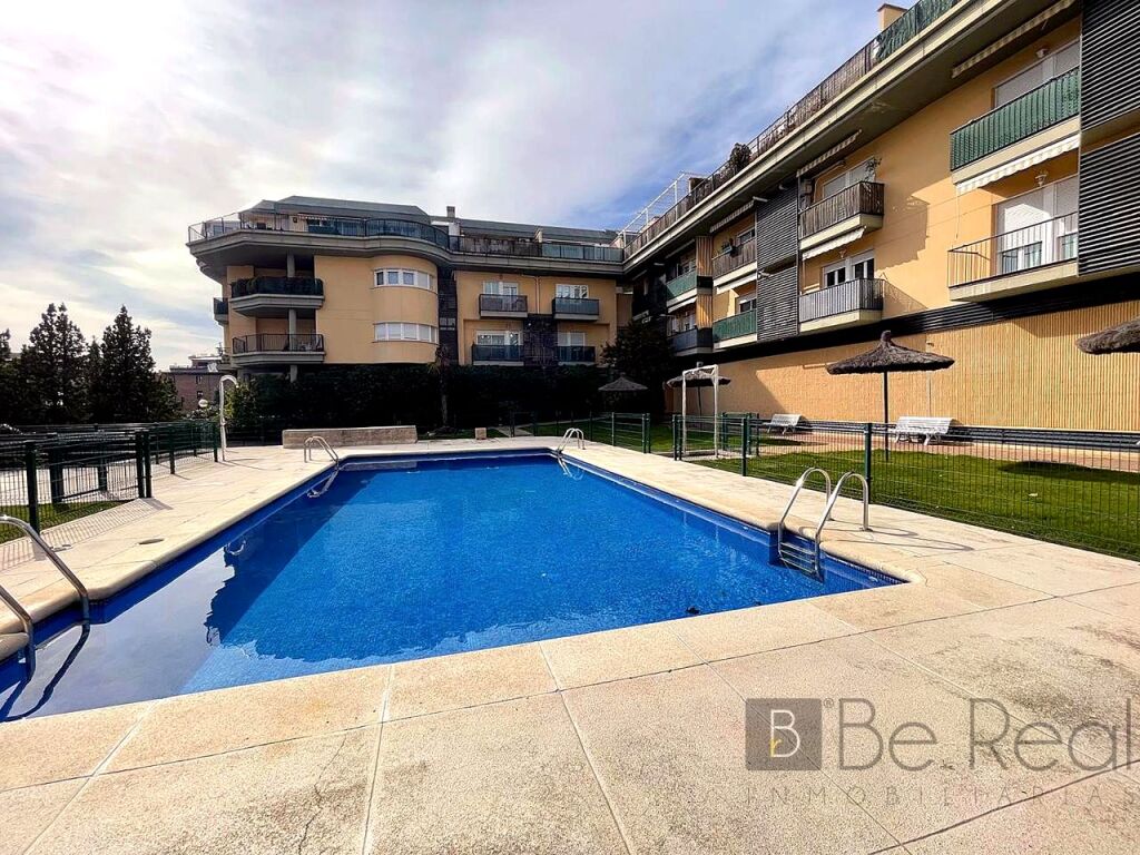 Foto ¡en venta! piso con gran terraza y plaza de garaje en las rozas (madrid).