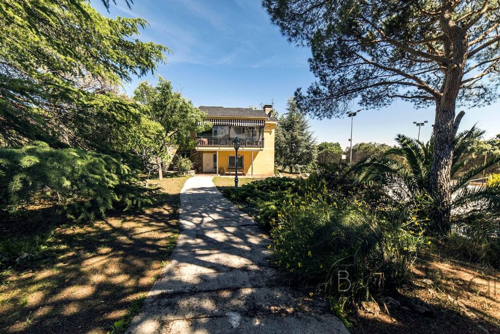 Foto en venta impresionante chalet independiente en colmenarejo (madrid).