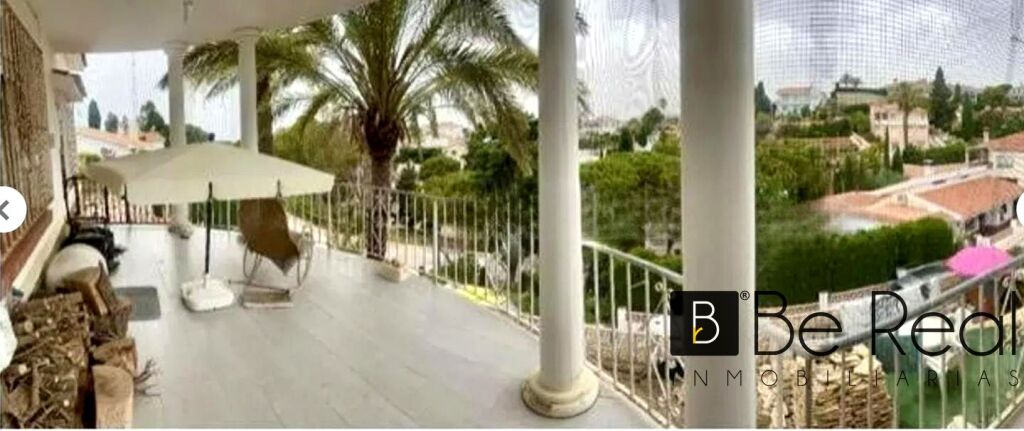 Foto exclusiva villa con vistas panorámicas al mar en urbanización privada en málaga.
