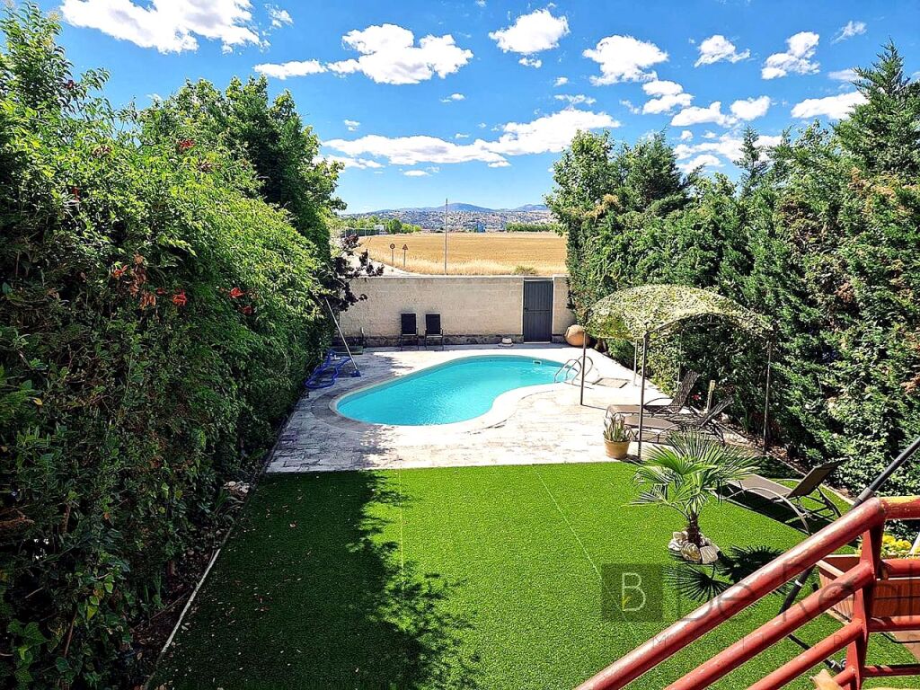 Foto ¡estudiantes! última habitación con pension completa en chalet a compartir con piscina en villanueva de la cañada (madrid).