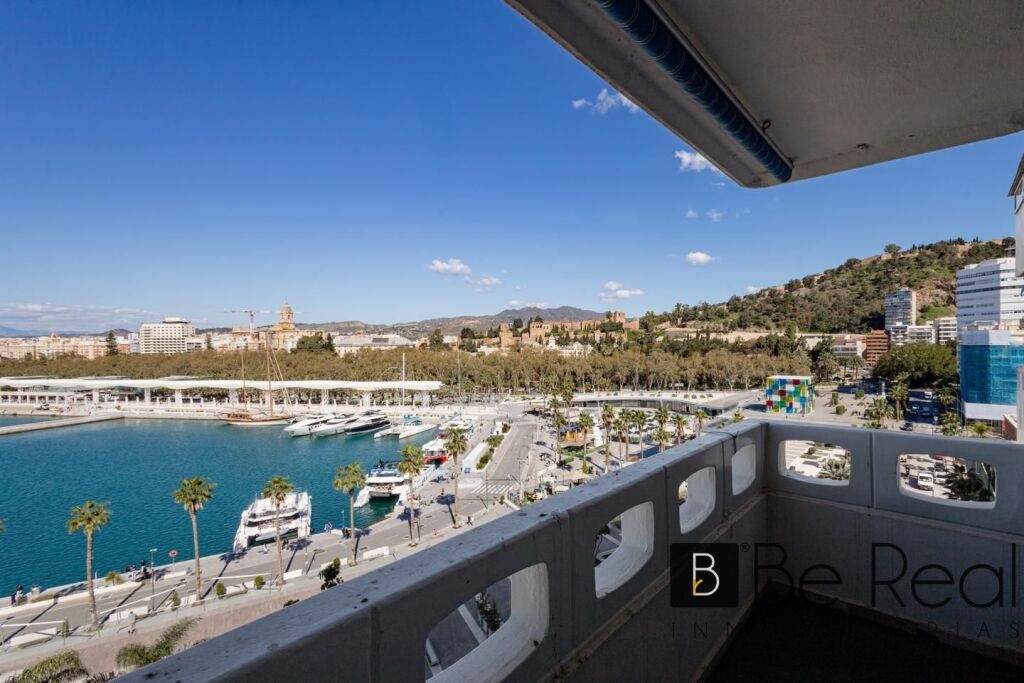 Foto exclusiva propiedad en la malagueta con vistas inigualables al mar y la ciudad histórica de málaga