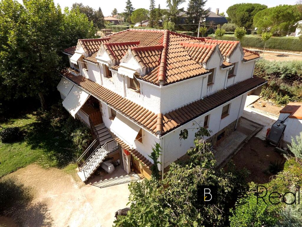 Foto chalet independiente con piscina en cerro alarcón, valdemorillo (madrid).