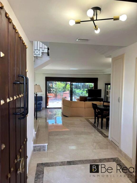 disponible en alquiler de larga estancia casa pareada en marbella (bahía de marbella). foto grande (3)