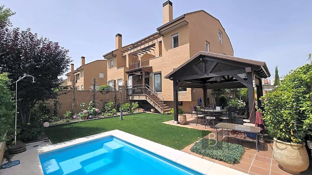 Foto ¡chicas estudiantes! habitaciones en chalet a compartir con piscina en villanueva de la cañada (madrid).