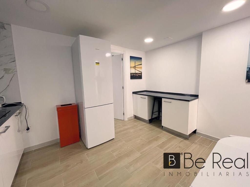 en alquiler para estudiantes, habitaciones con gastos incluidos en en semisótano de villanueva de la cañada (madrid). foto grande (3)