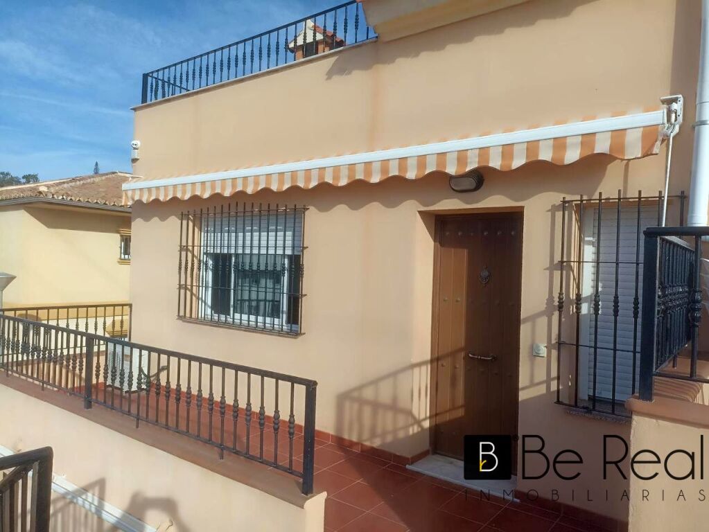 Foto amplio chalet en alquiler en modalidad de larga estancia en málaga.